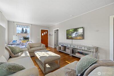 625 E Hazel Avenue , Burlington, WA 98233 - Photo 2