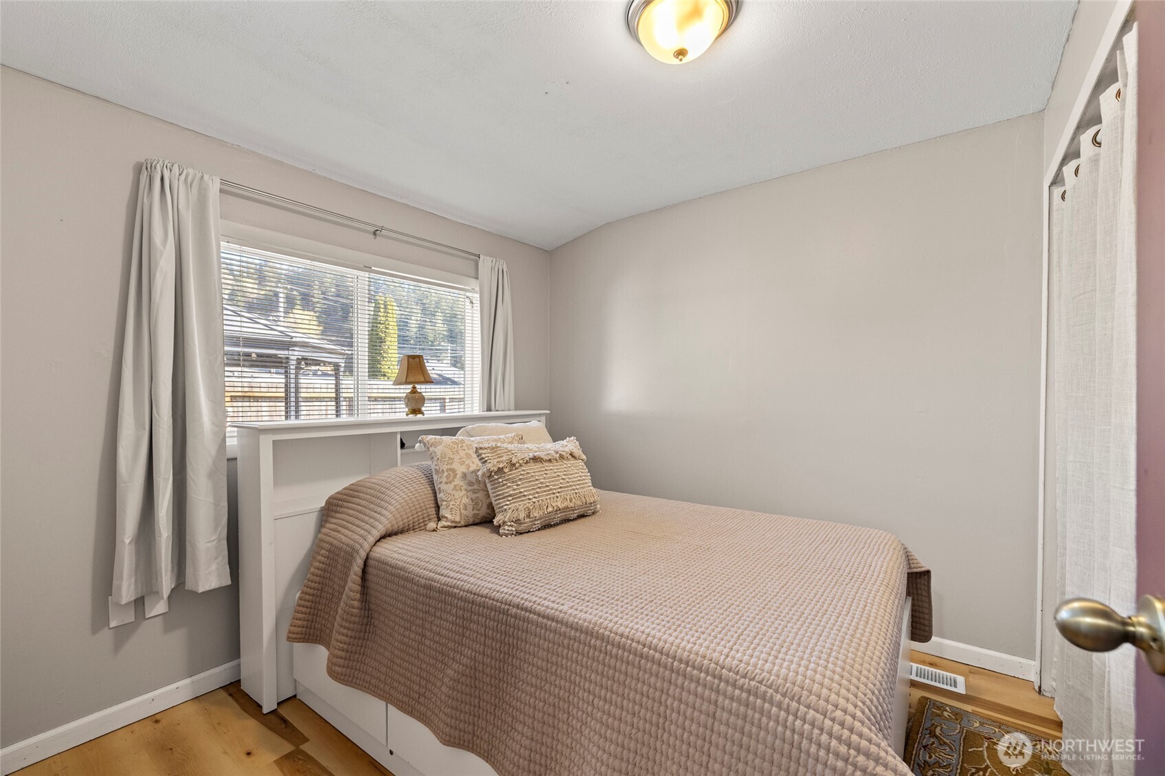 625 E Hazel Avenue , Burlington, WA 98233