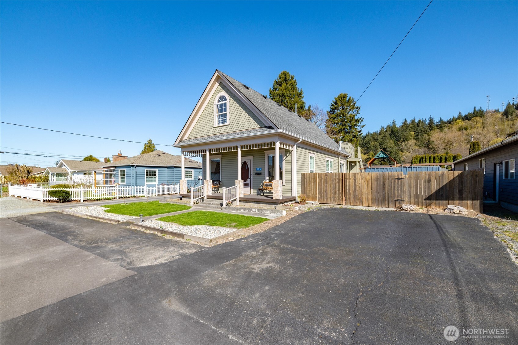 625 E Hazel Avenue , Burlington, WA 98233
