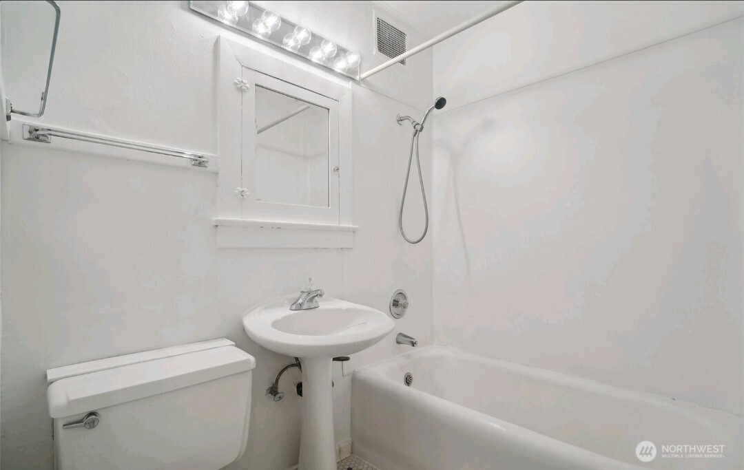 315 12th Avenue E, Seattle, WA 98102