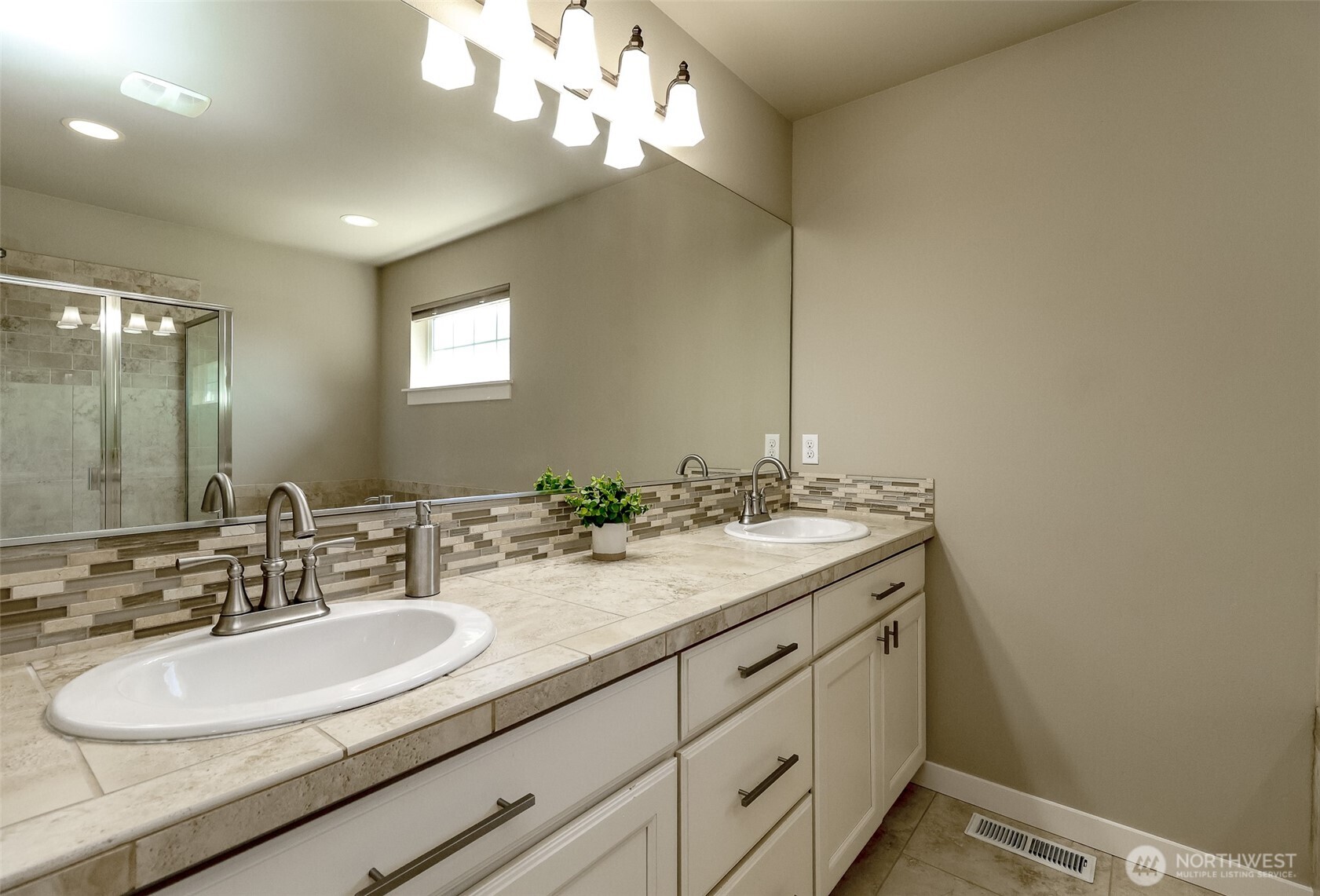 2711 NE Noll Valley Loop , Poulsbo, WA 98370