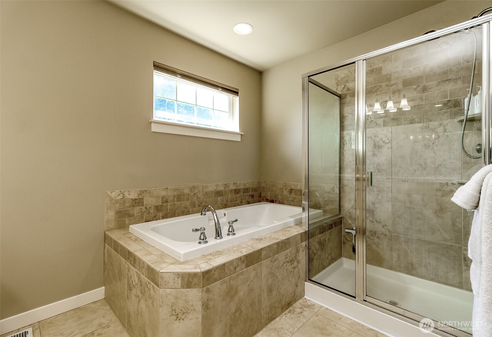 2711 NE Noll Valley Loop , Poulsbo, WA 98370