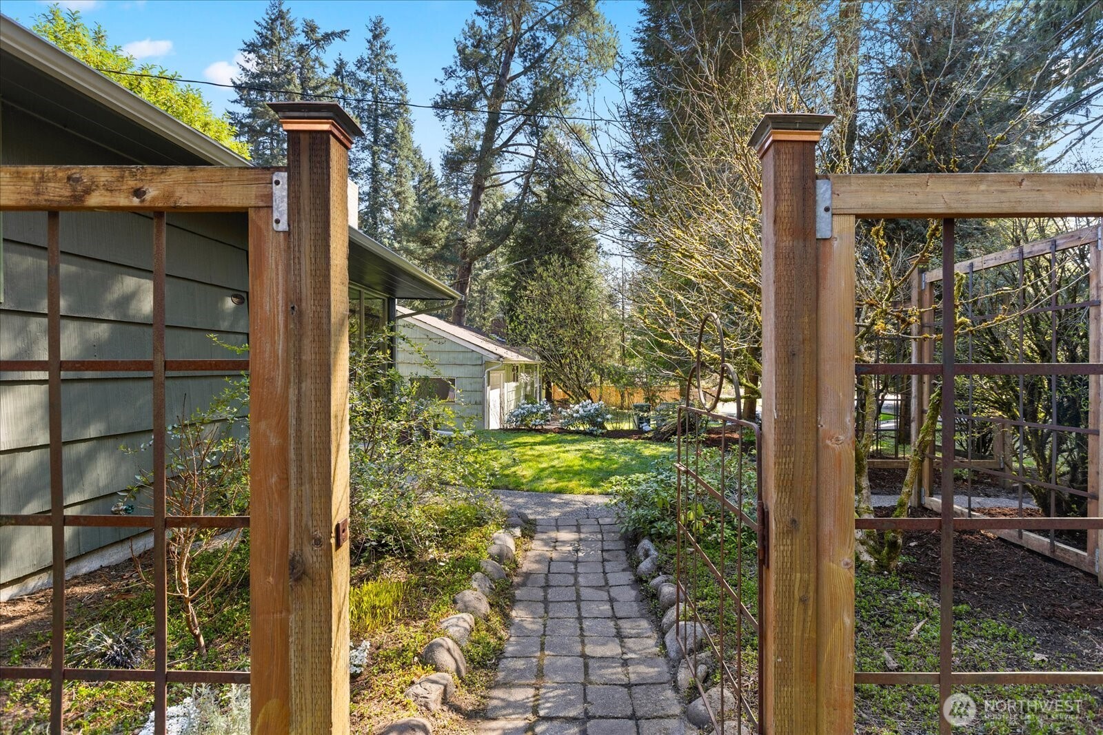 3008 NE 178th Street , Lake Forest Park, WA 98155