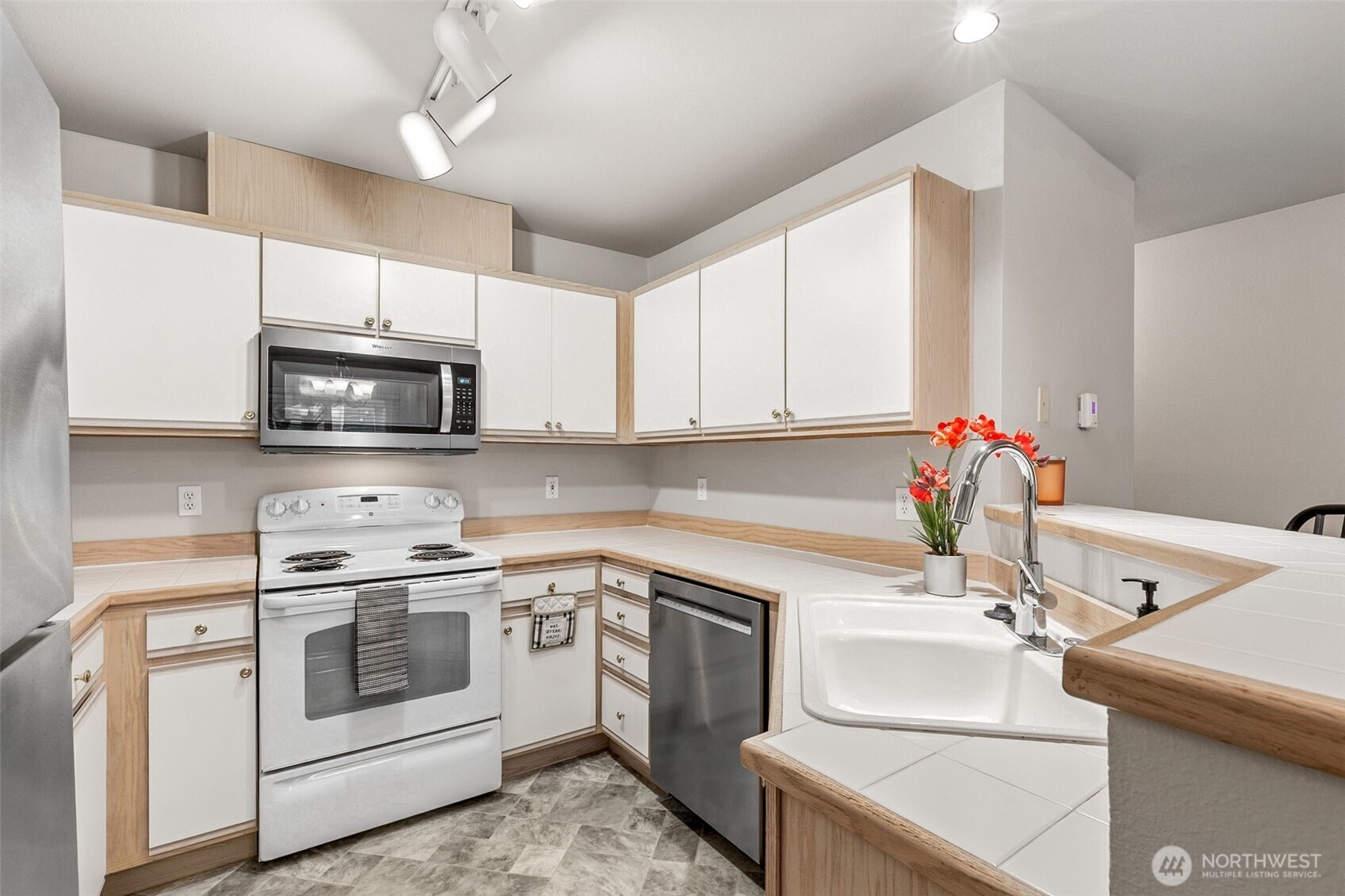 9210 Market Place #N103, Lake Stevens, WA 98258