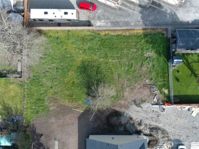 1105 W Pioneer Avenue , Puyallup, WA 98371 - Photo 2