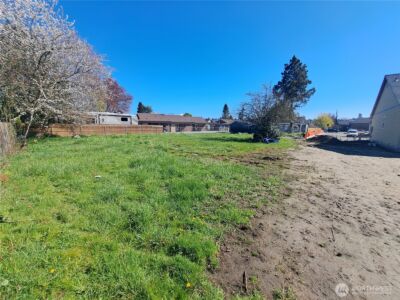 1105 W Pioneer Avenue , Puyallup, WA 98371 - Photo 6