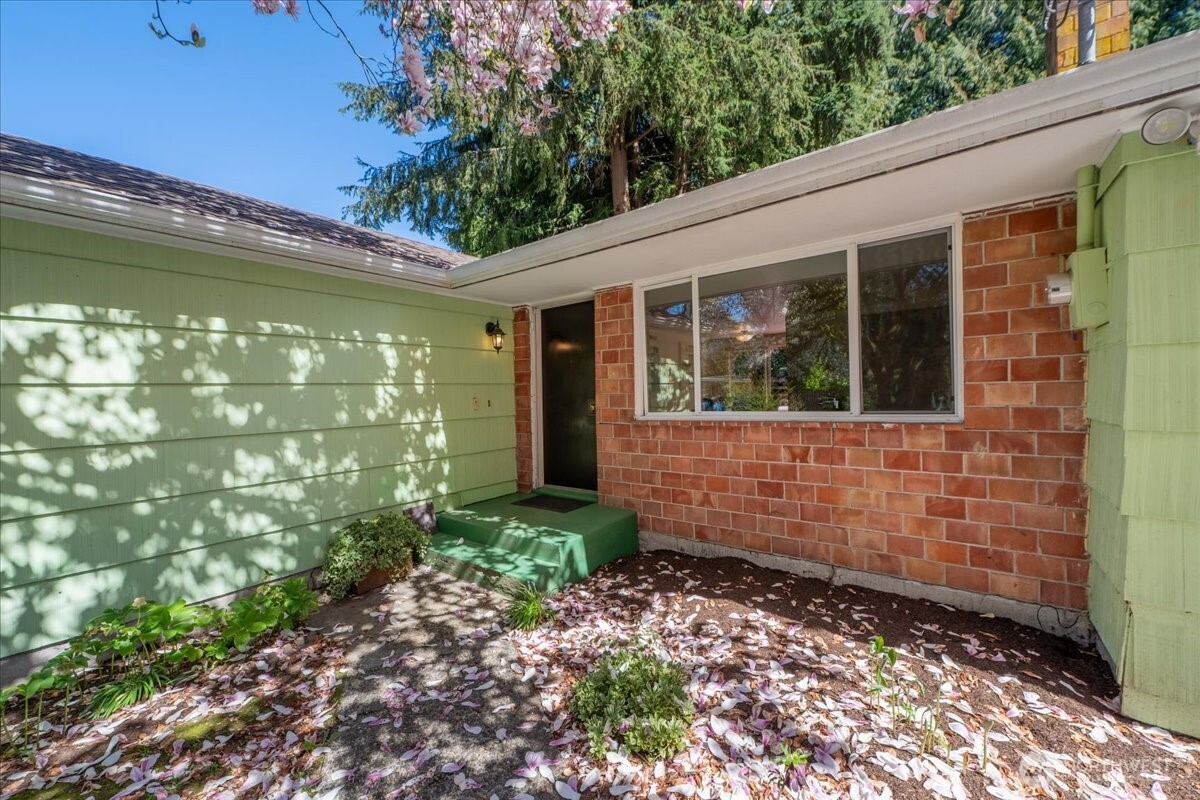 14828 Ashworth Avenue N, Seattle, WA 98117