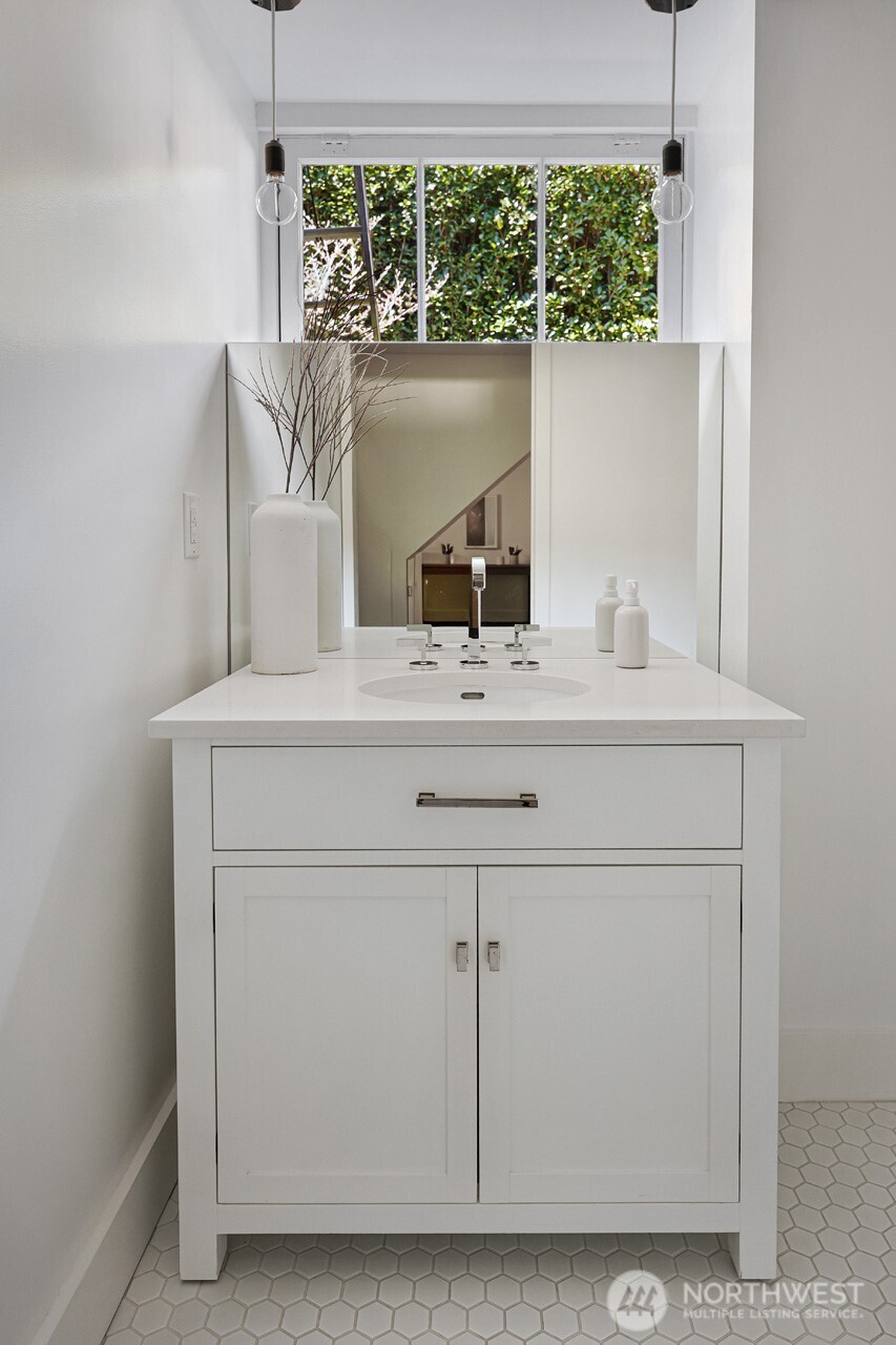 719 35th Avenue , Seattle, WA 98122