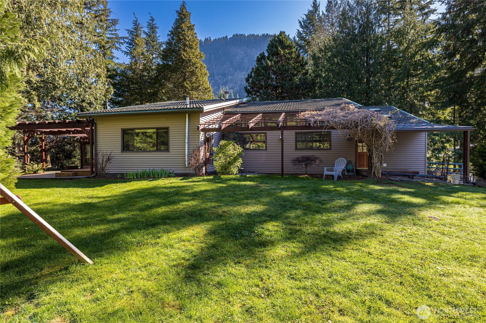37627 W Lake Walker Drive SE, Enumclaw, WA 98022