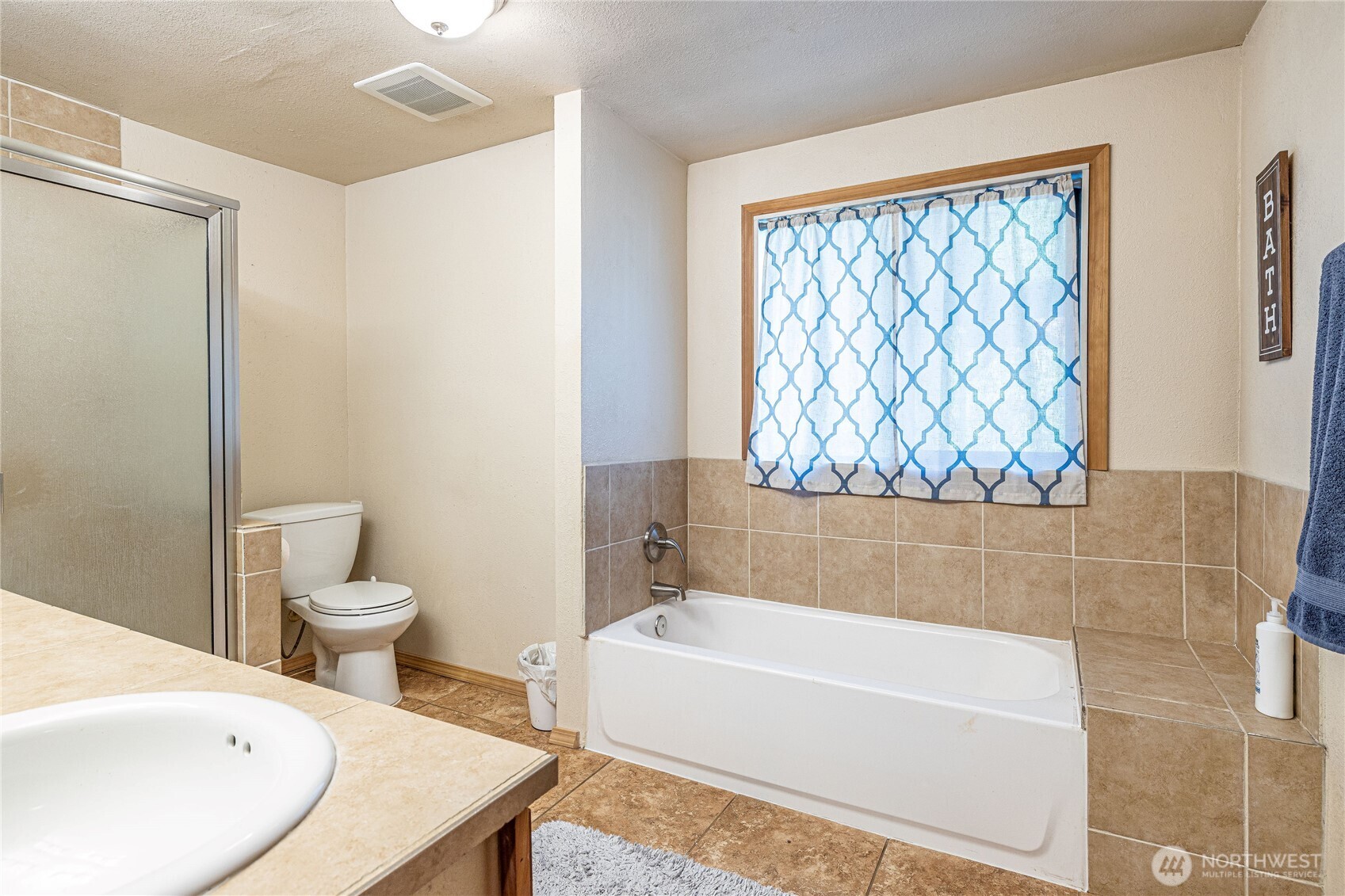 37627 W Lake Walker Drive SE, Enumclaw, WA 98022