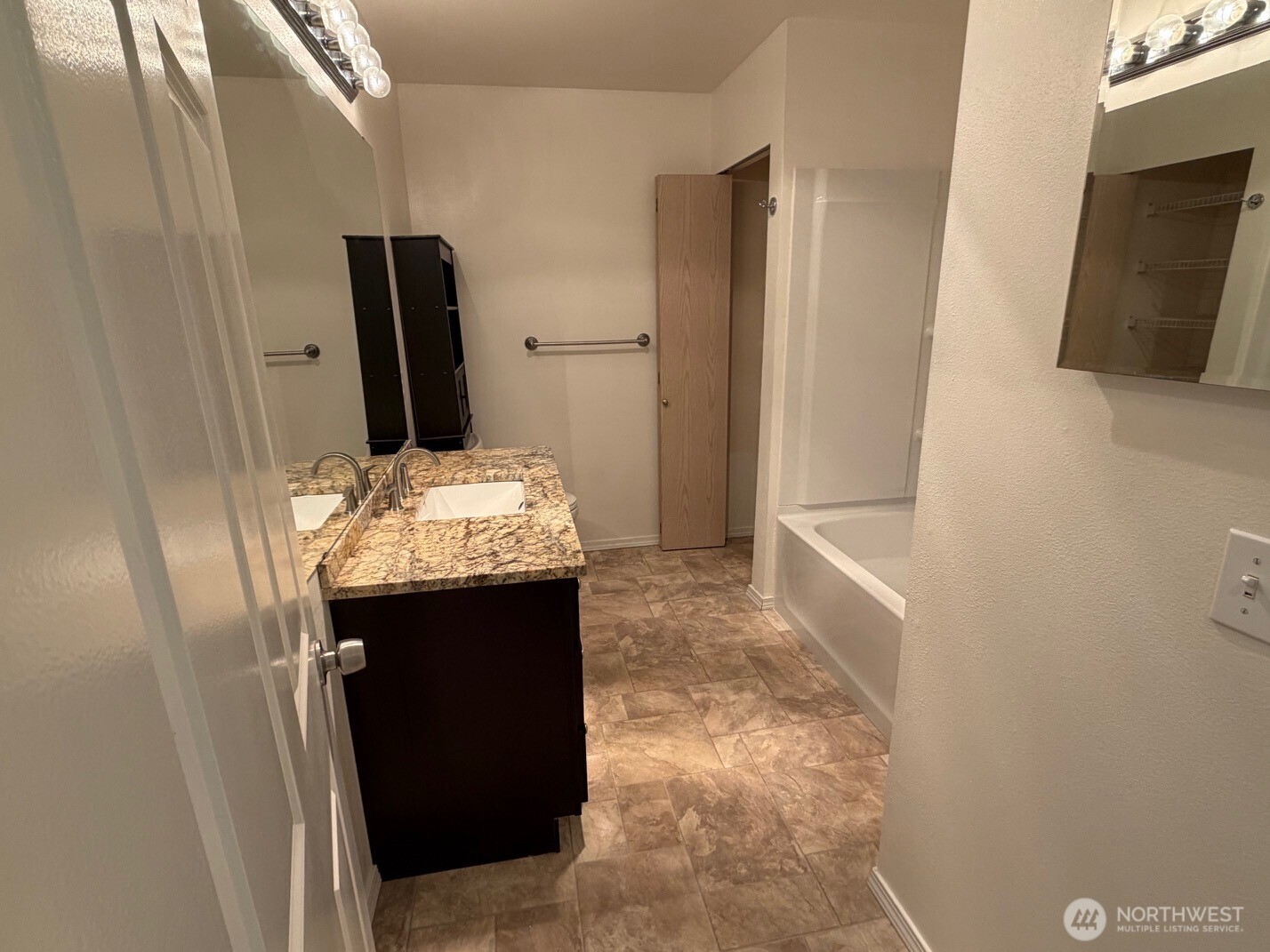 23512 55 Avenue S #16, Kent, WA 98032