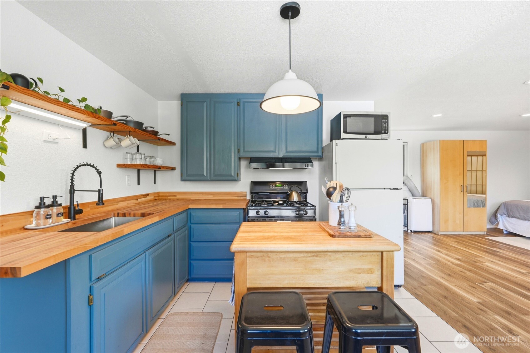 9524 20th Ave NE, Seattle, WA 98115