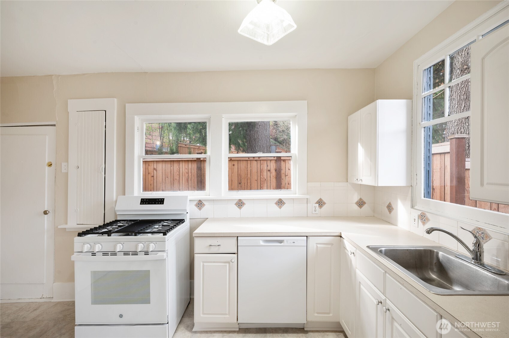 1425 Palm Avenue SW, Seattle, WA 98116