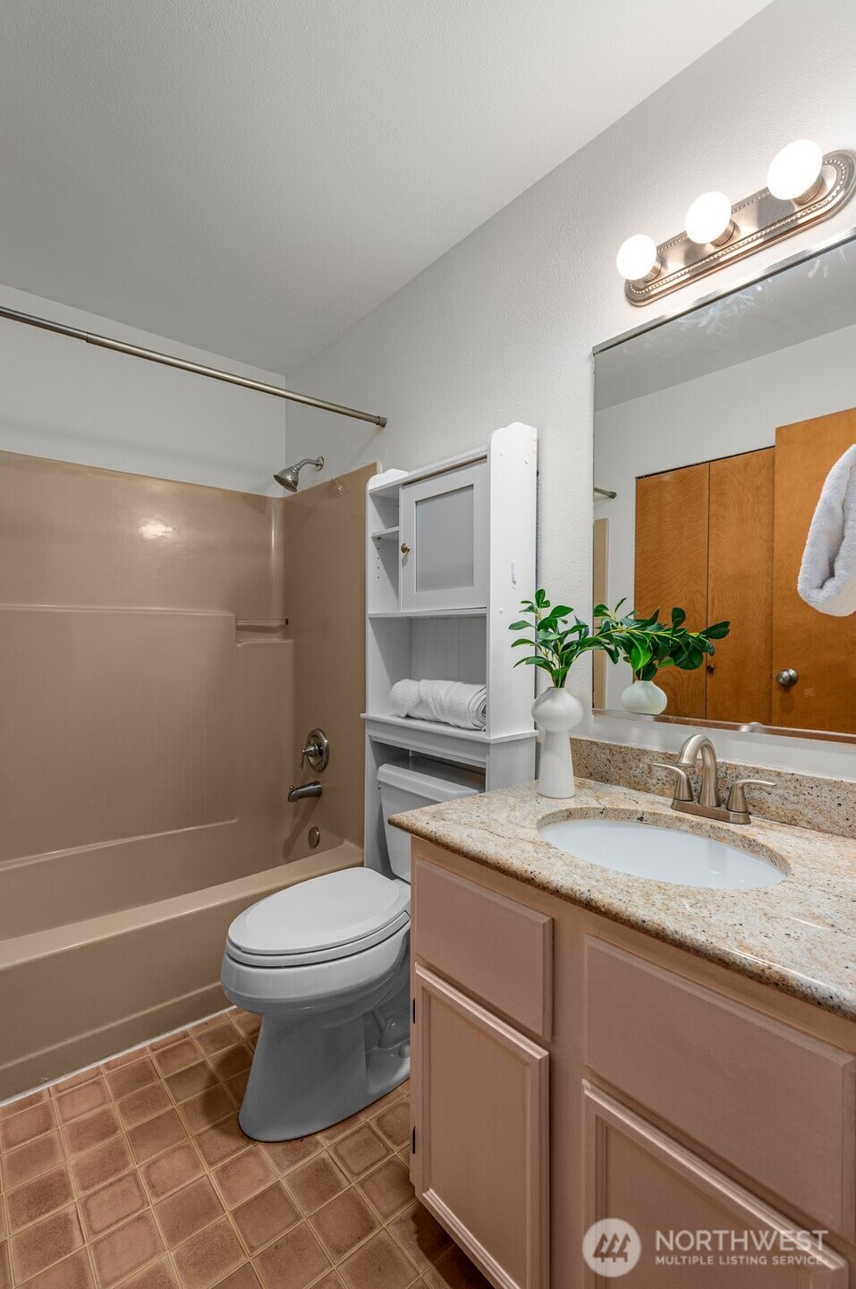 412 10th Street #B202, Kirkland, WA 98033