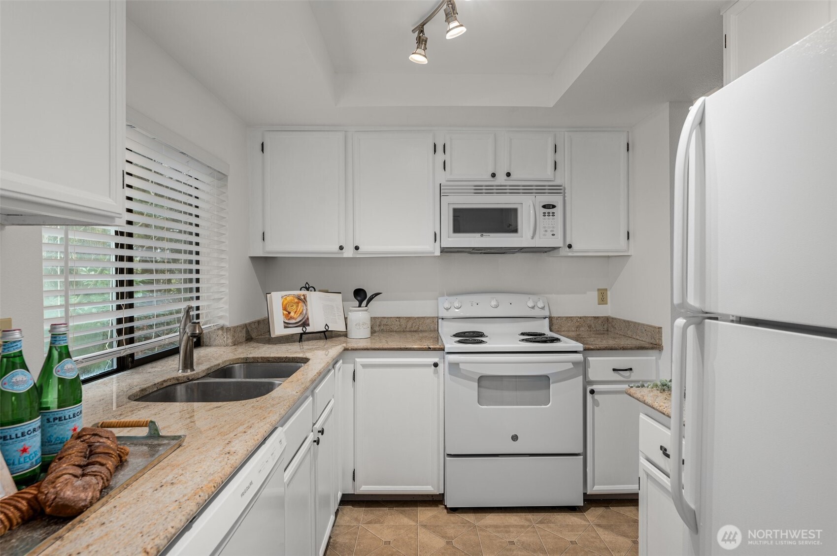 412 10th Street #B202, Kirkland, WA 98033