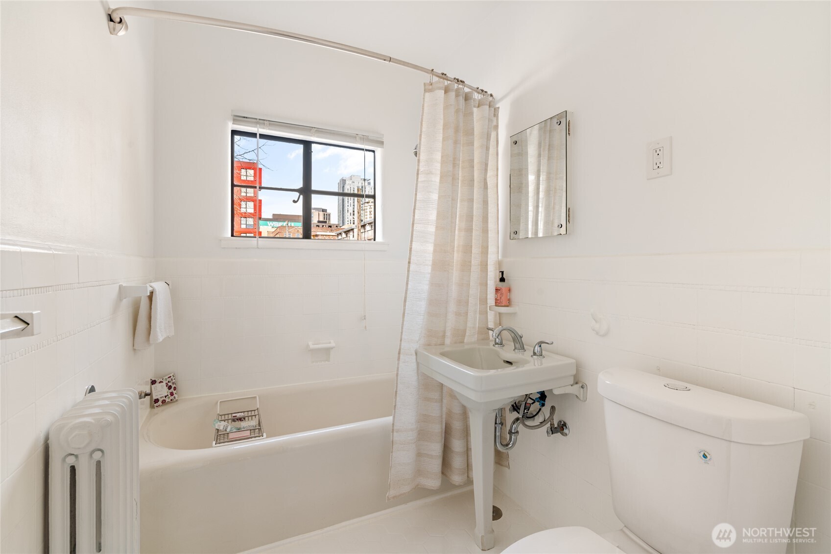 1106 NE 42nd #19, Seattle, WA 98105