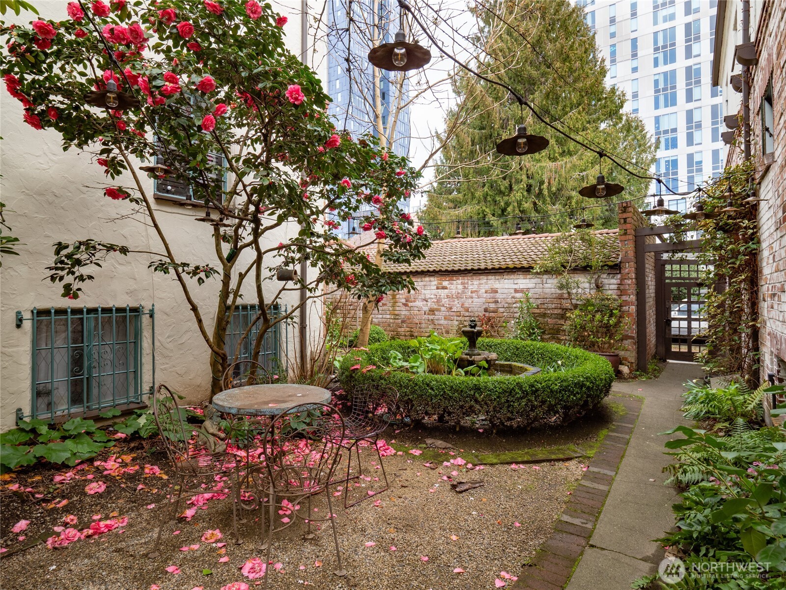 1106 NE 42nd #19, Seattle, WA 98105