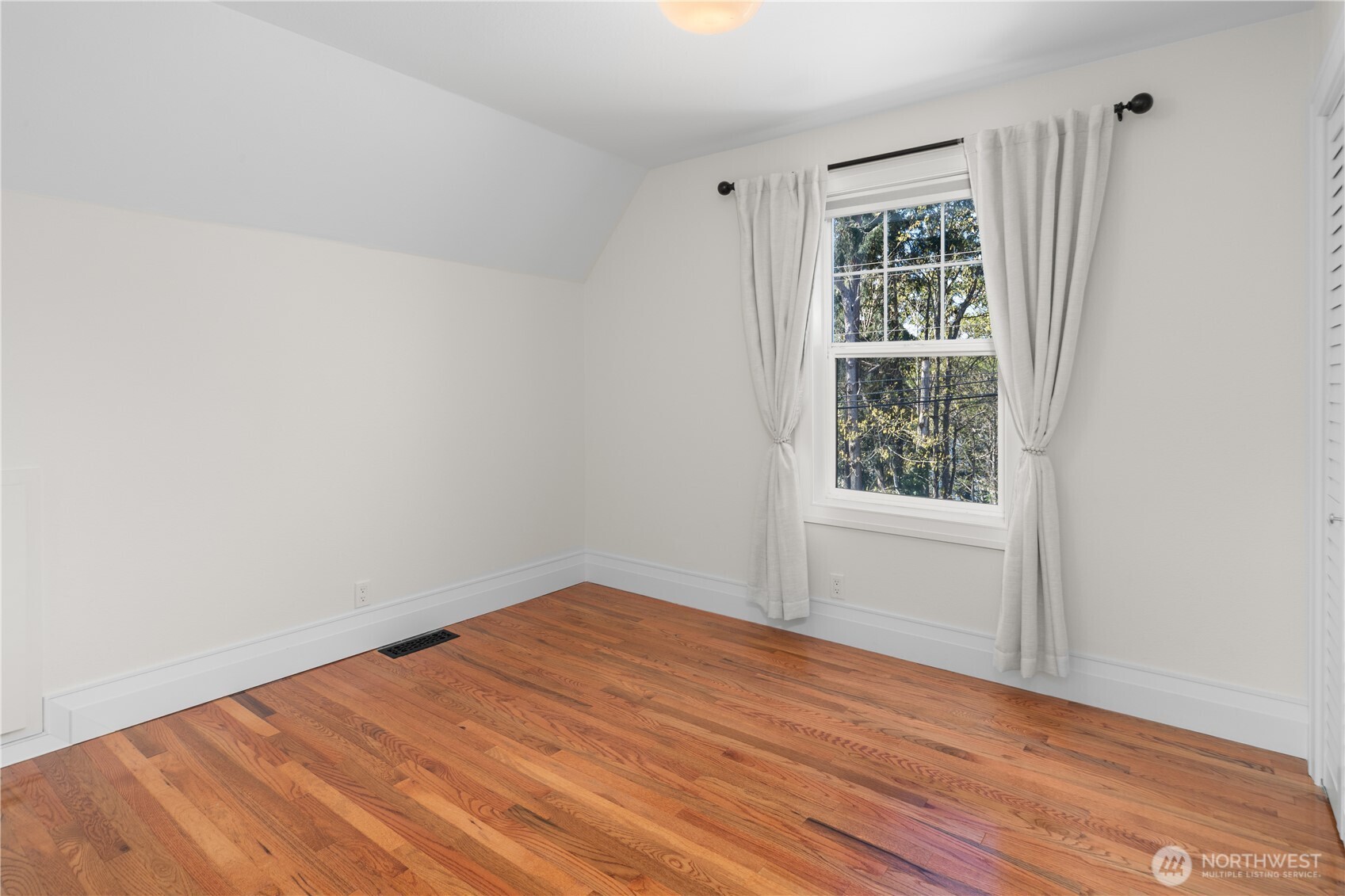 19441 1st Ave NE, Poulsbo, WA 98370