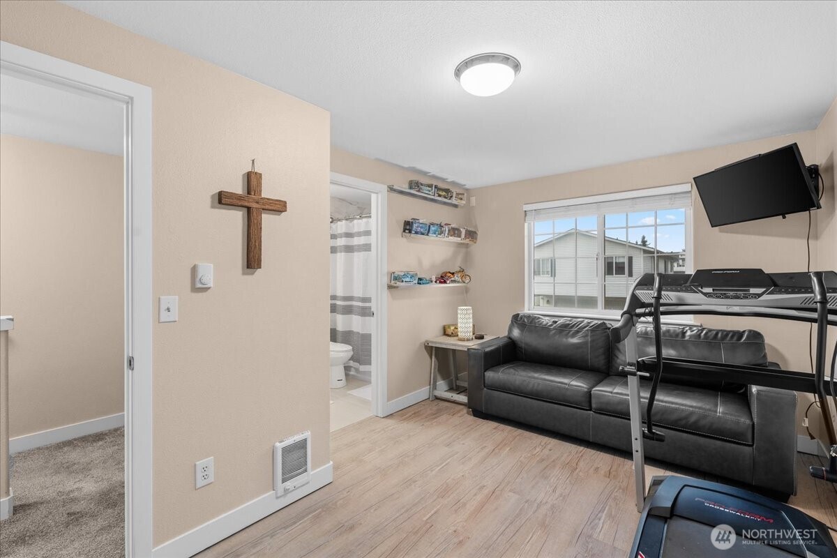 931 4th Avenue N #102, Kent, WA 98032-2050