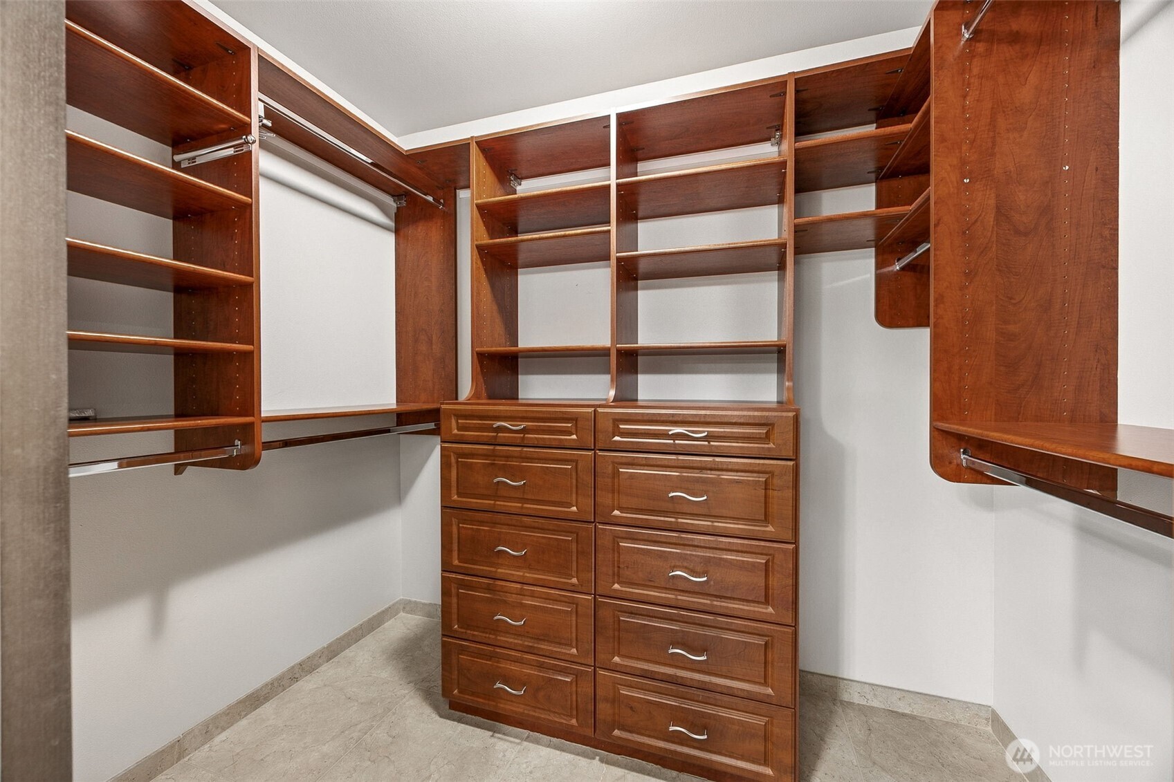 7025 Deerfield Park Drive NE, Olympia, WA 98516