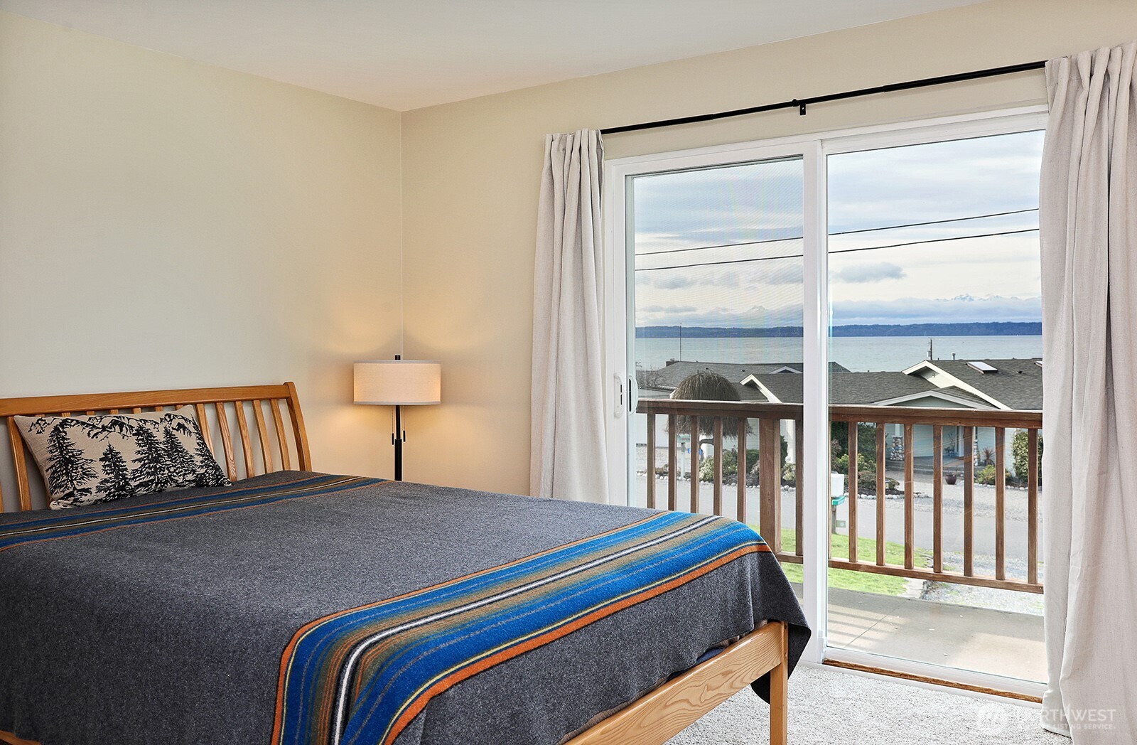 8201 Olympic View Lane , Clinton, WA 98236