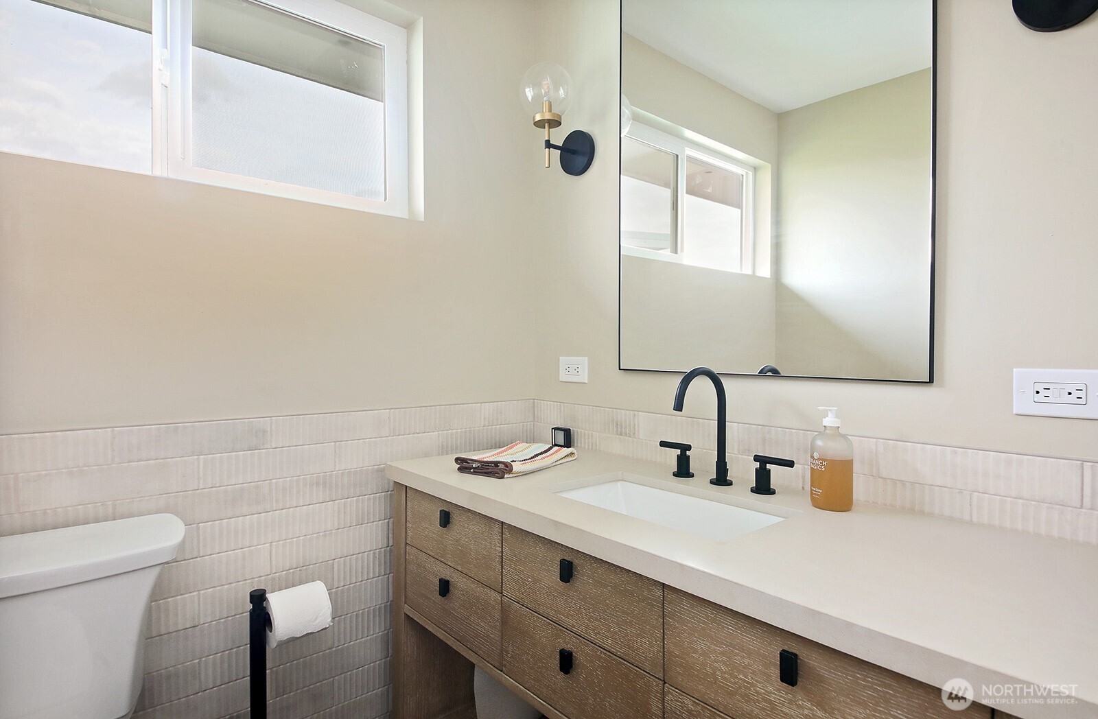 8201 Olympic View Lane , Clinton, WA 98236