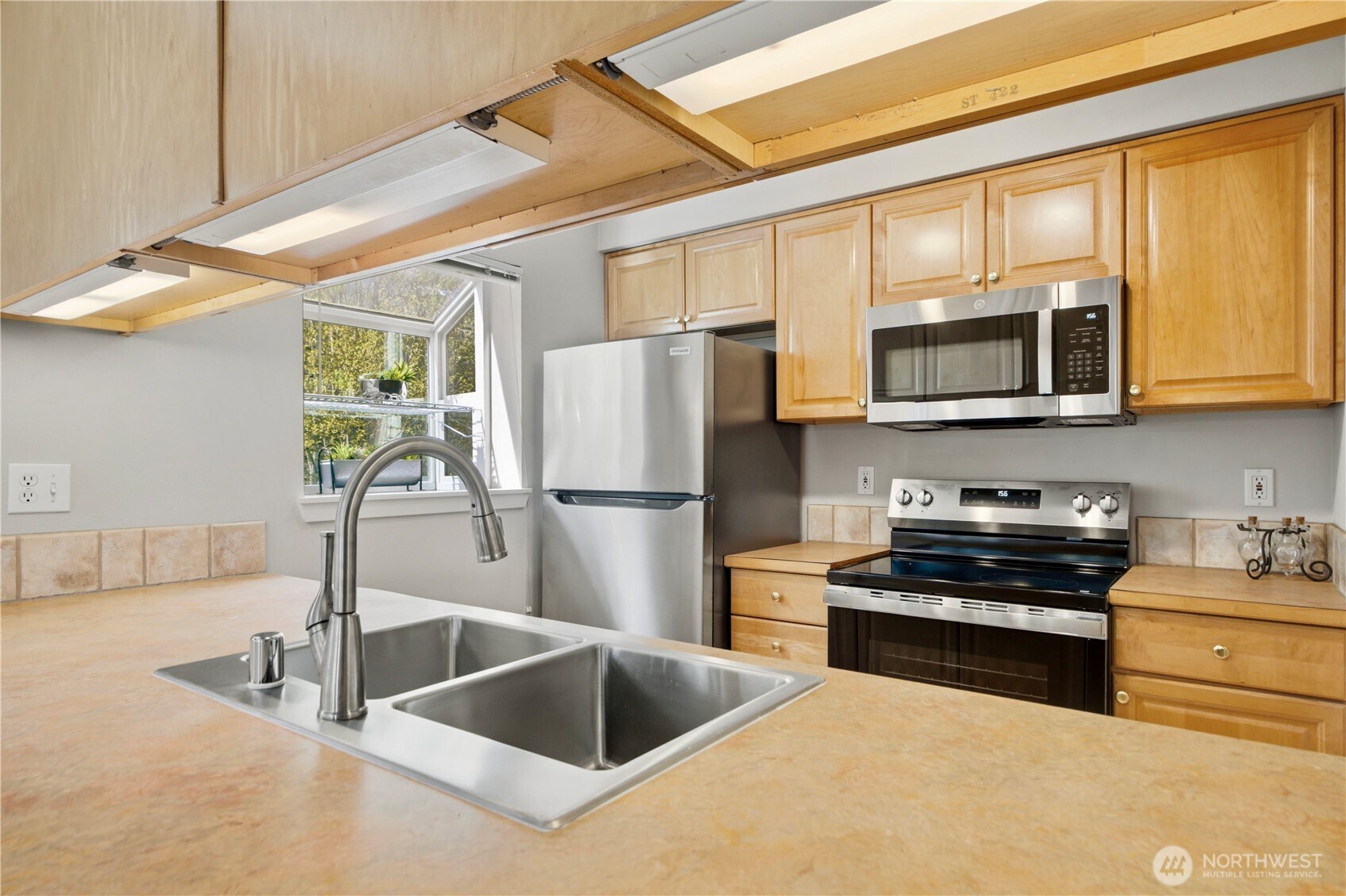 12345 Roosevelt Way NE #305, Seattle, WA 98125