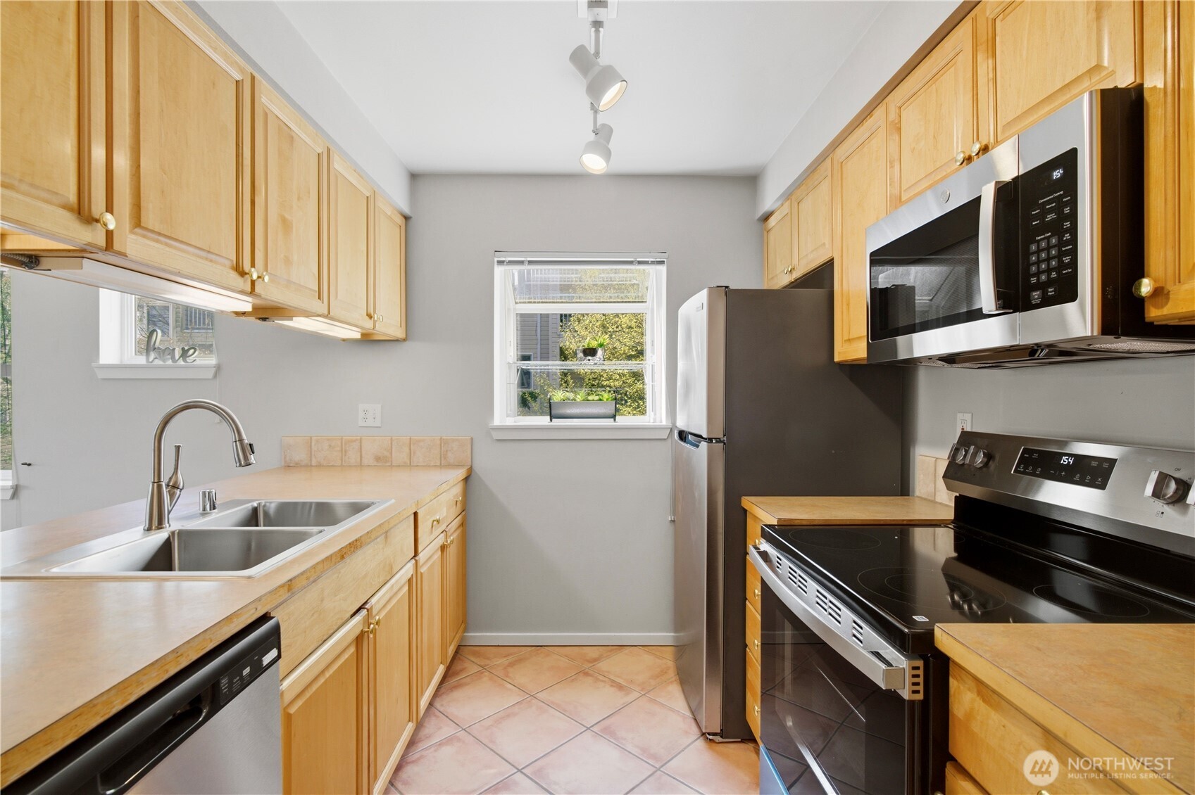 12345 Roosevelt Way NE #305, Seattle, WA 98125