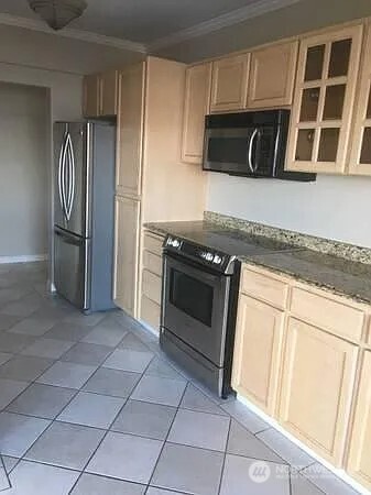 6225 Lake Washington Blvd NE #102, Kirkland, WA 98033