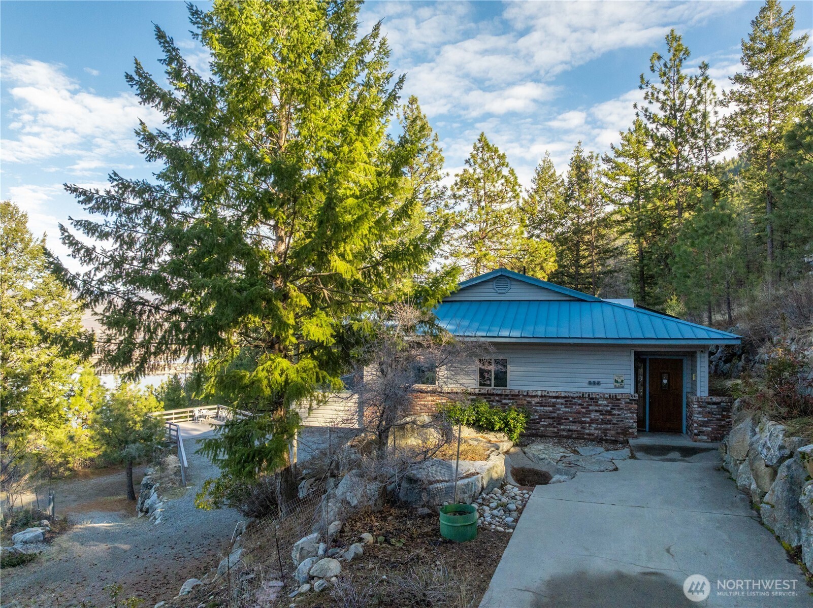 985 Guffy Road , Chelan, WA 98816