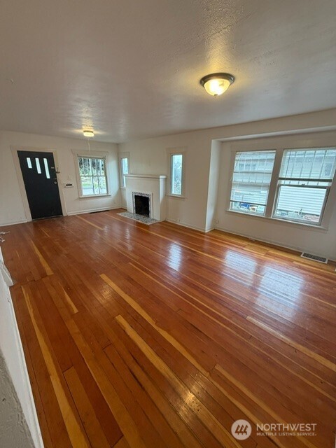 520 E Division Lane , Tacoma, WA 98404