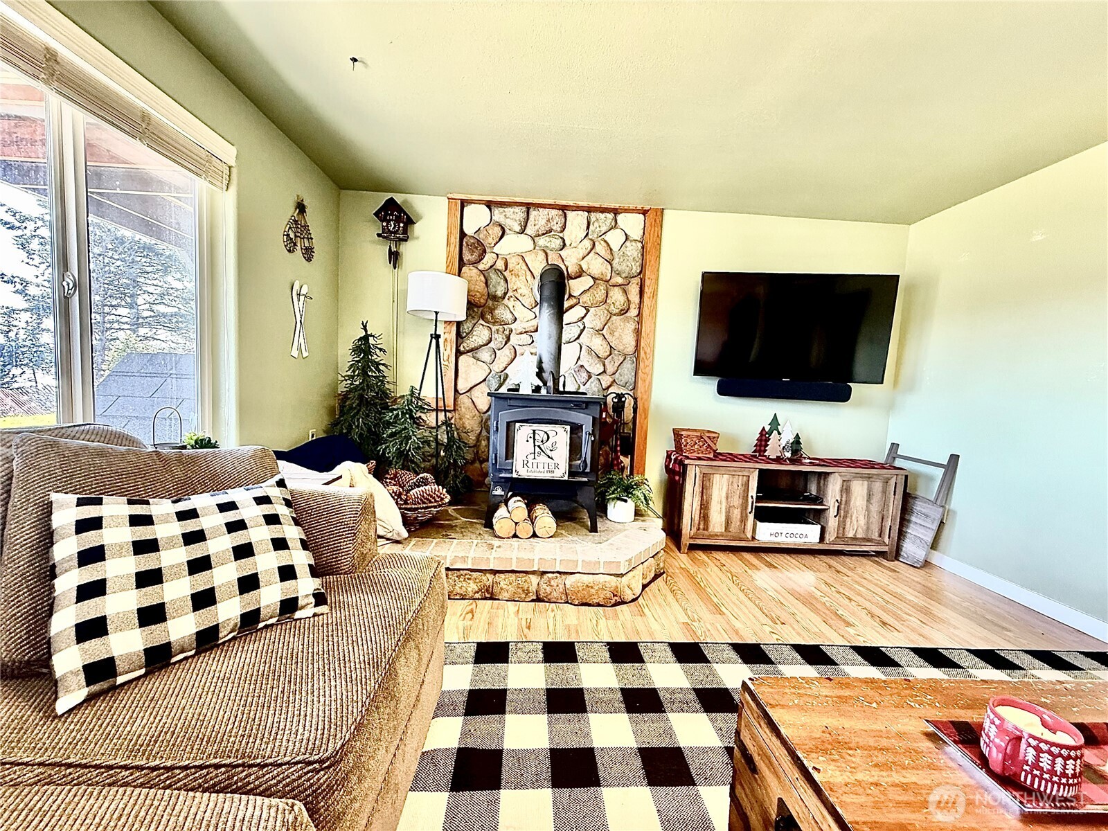 191 N North Hill Road , Hoodsport, WA 98548