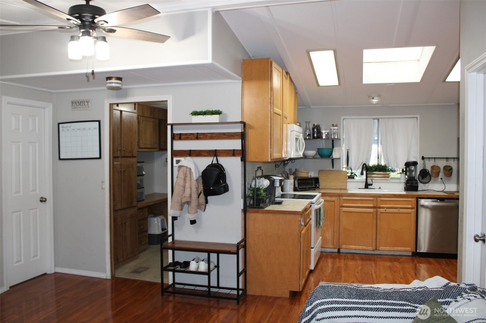 415 Lakeview #B1, Lynnwood, WA 98087