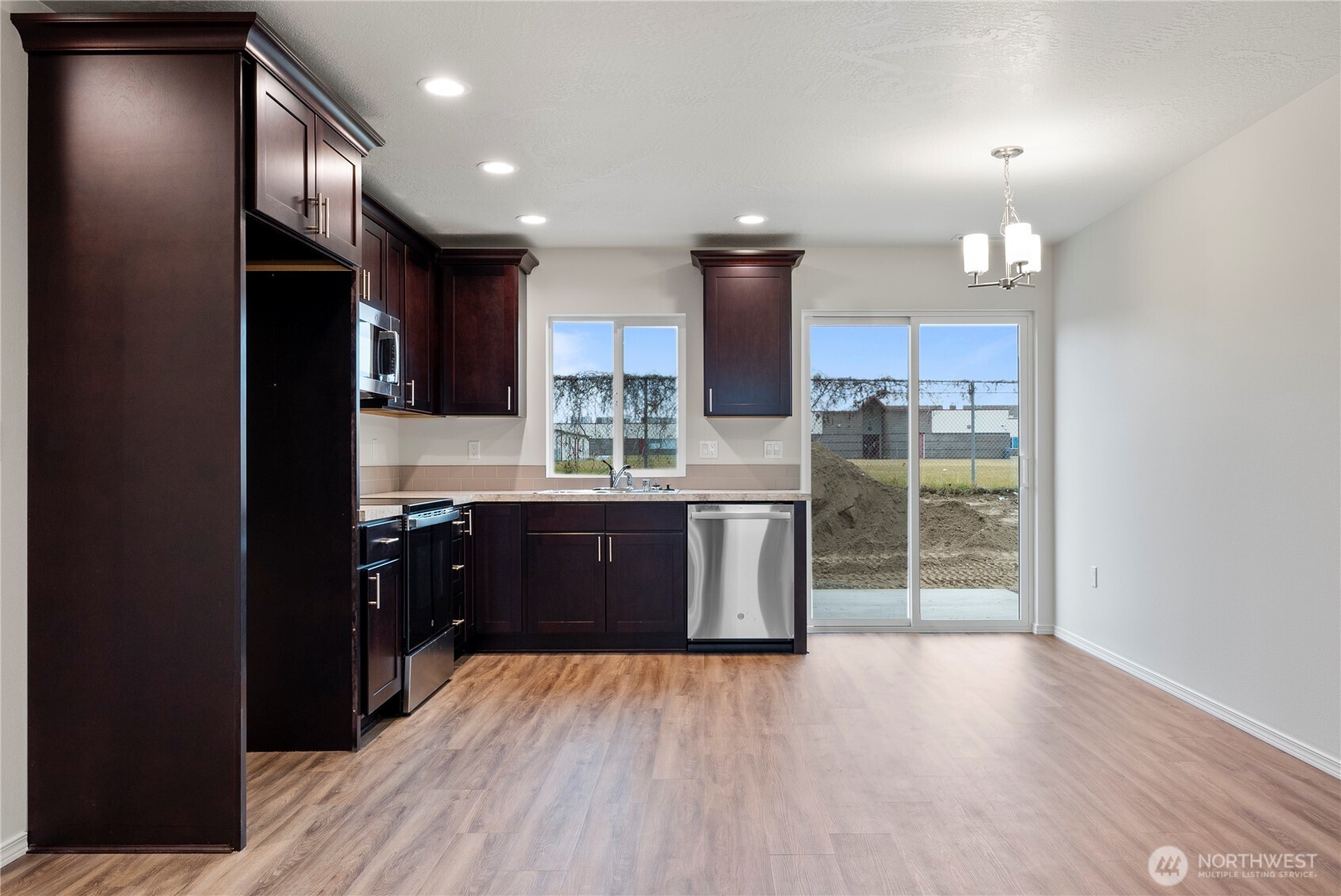 102 Poplar Street NE, Royal City, WA 99357