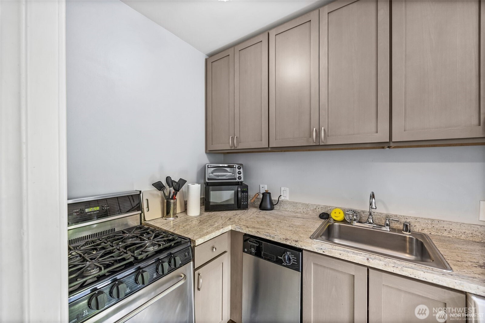 2132 5th Avenue #202, Seattle, WA 98121
