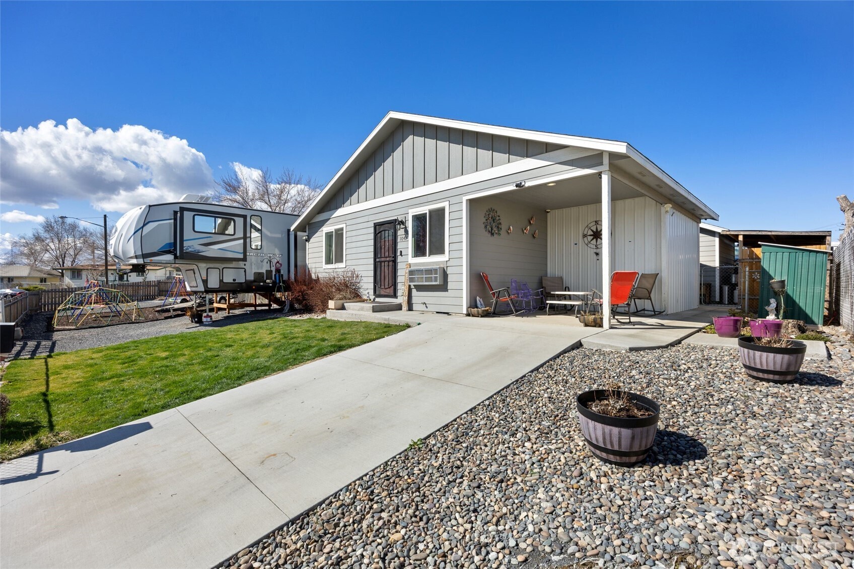 1042 W Charlotte Street , Moses Lake, WA 98837