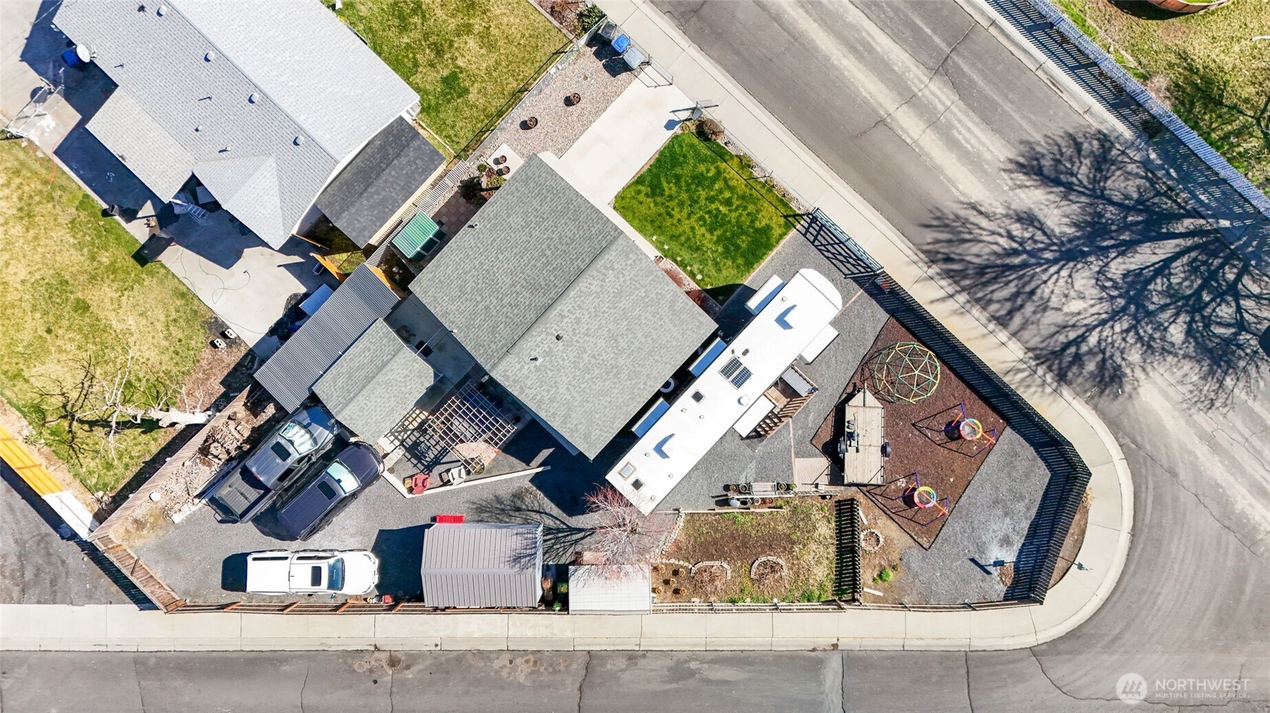 1042 W Charlotte Street , Moses Lake, WA 98837