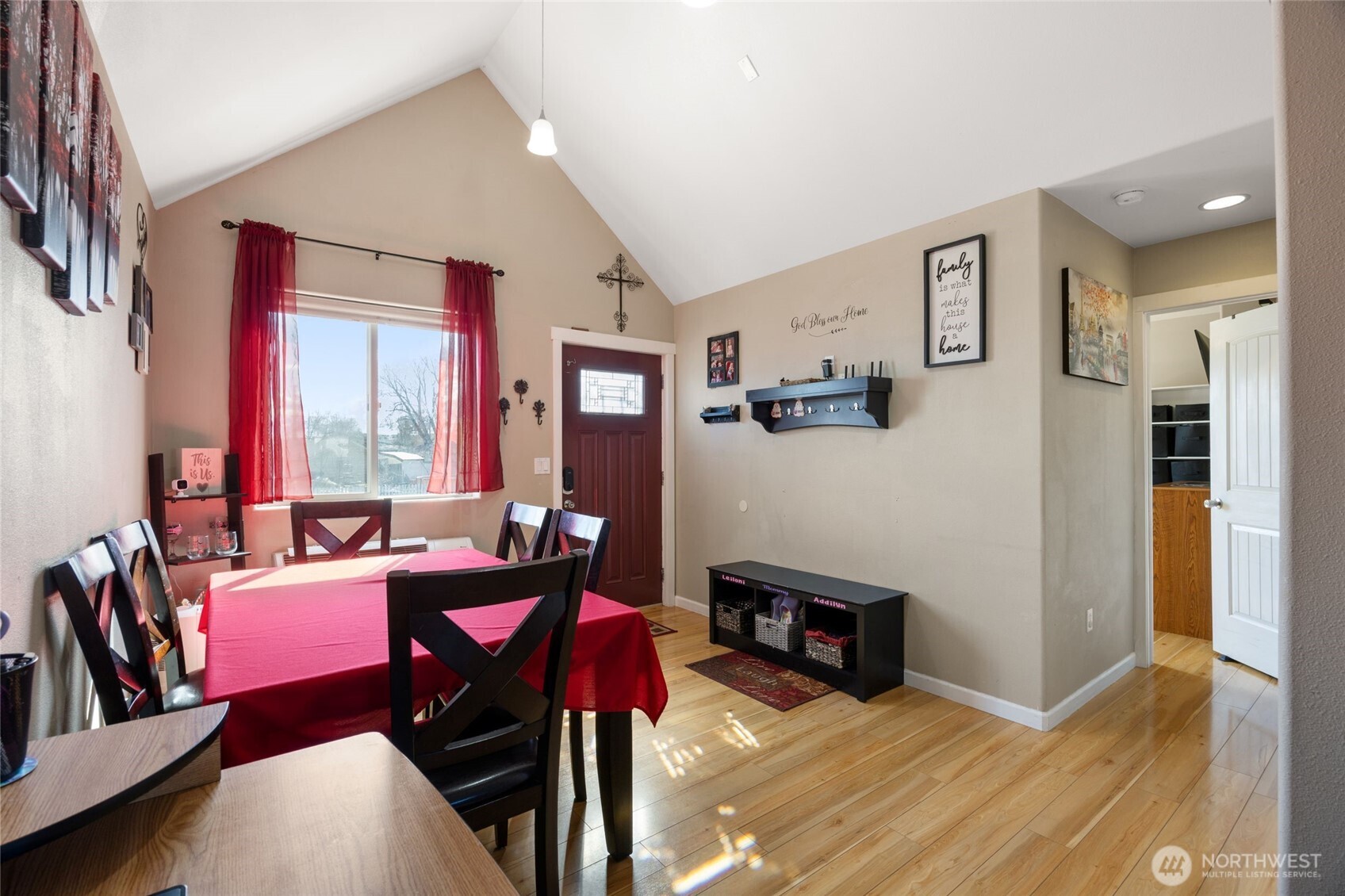 1042 W Charlotte Street , Moses Lake, WA 98837