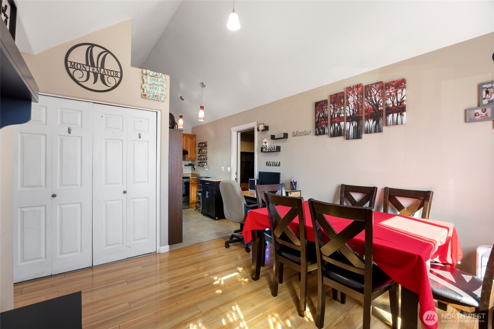 1042 W Charlotte Street , Moses Lake, WA 98837