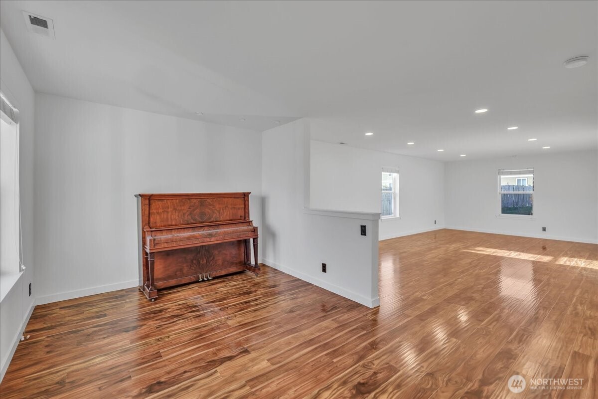 414 Easy Street SE, Rainier, WA 98576