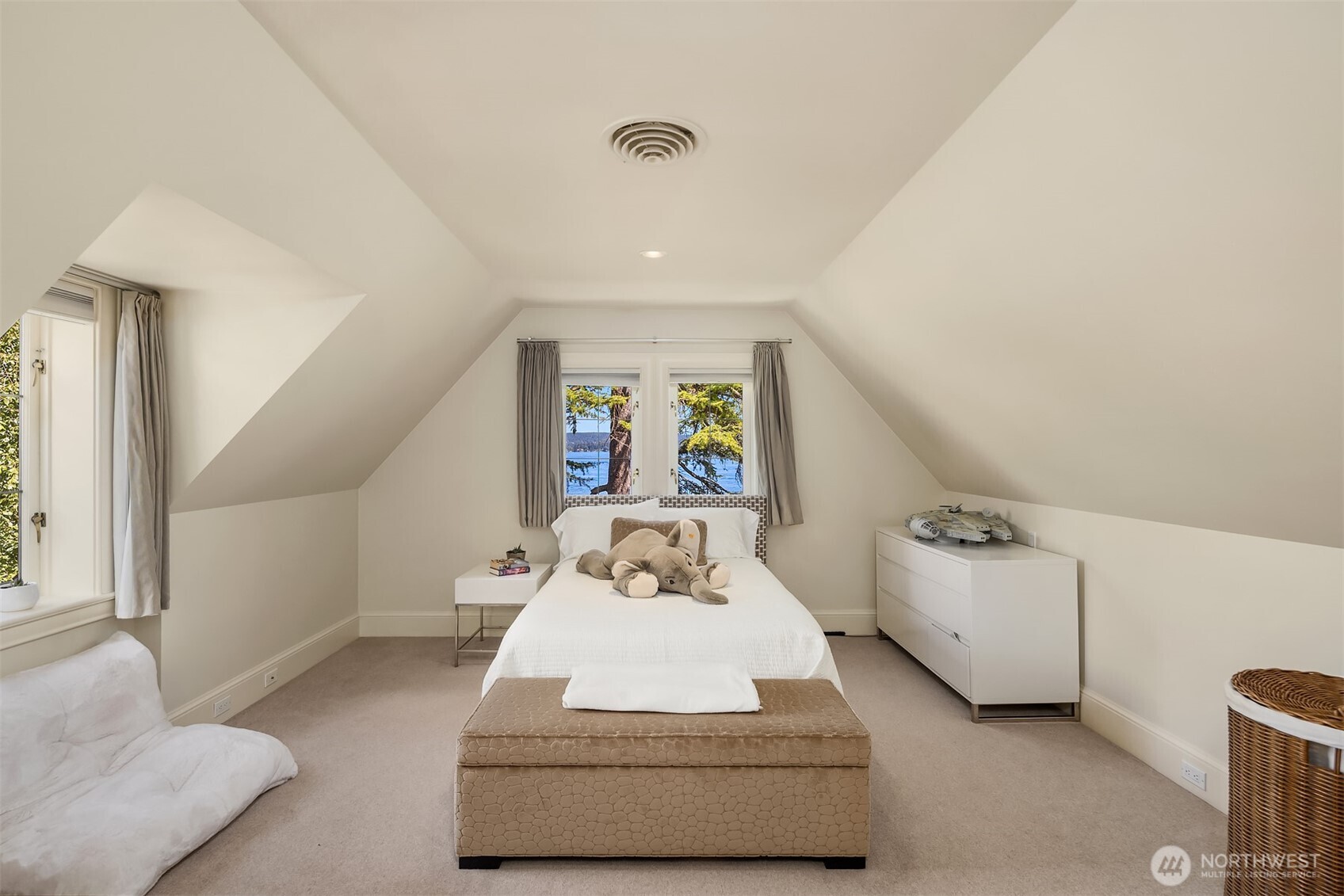 3038 E Laurelhurst Drive NE, Seattle, WA 98105