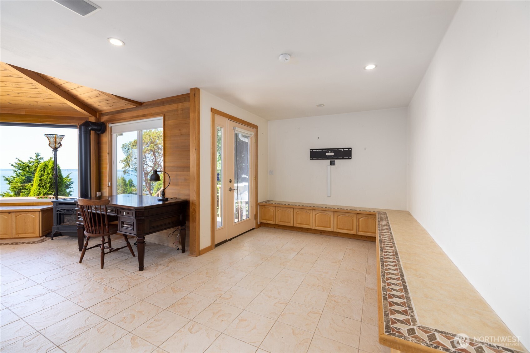 10 Edgewater Drive , Camano Island, WA 98282