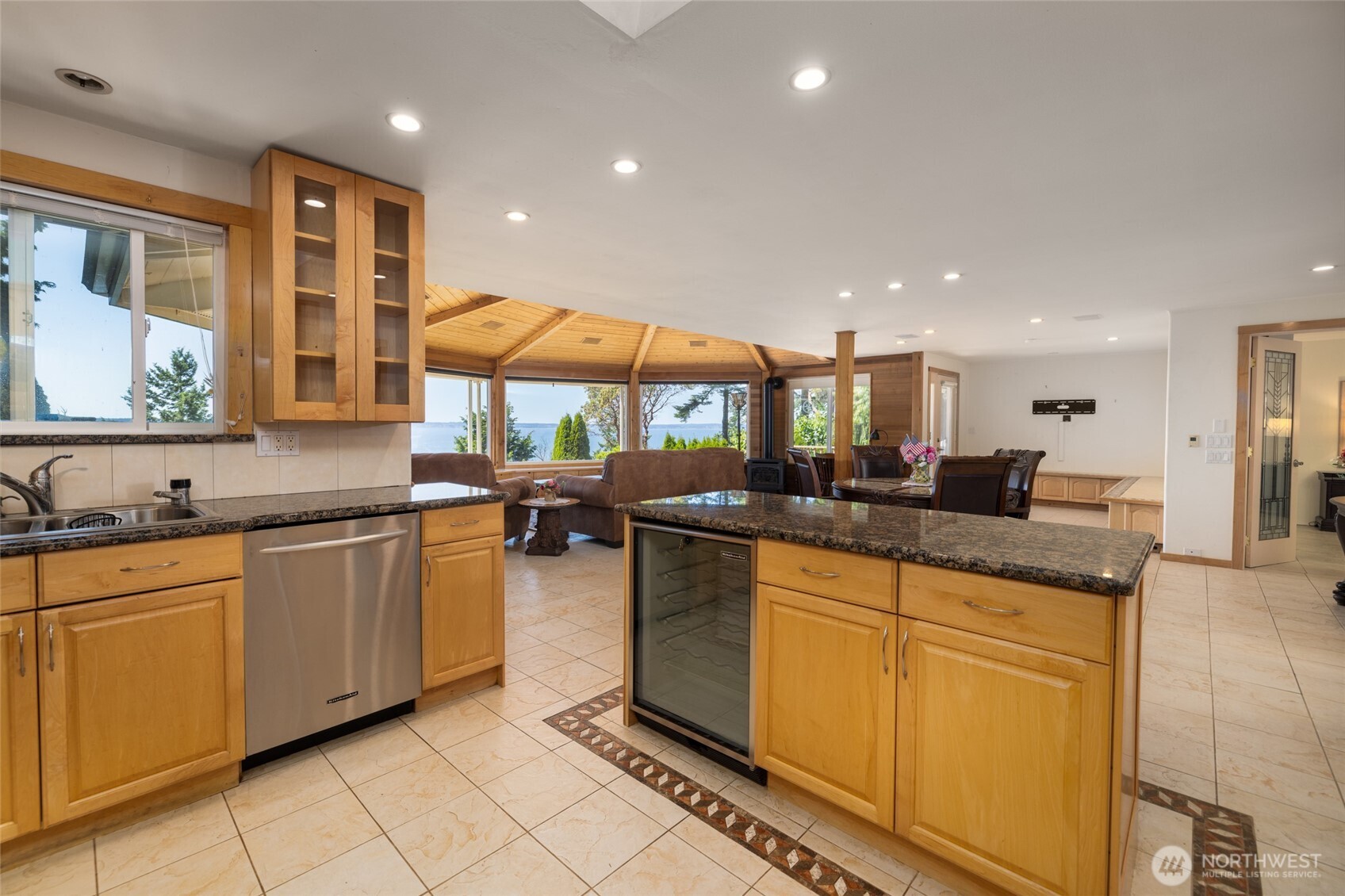 10 Edgewater Drive , Camano Island, WA 98282