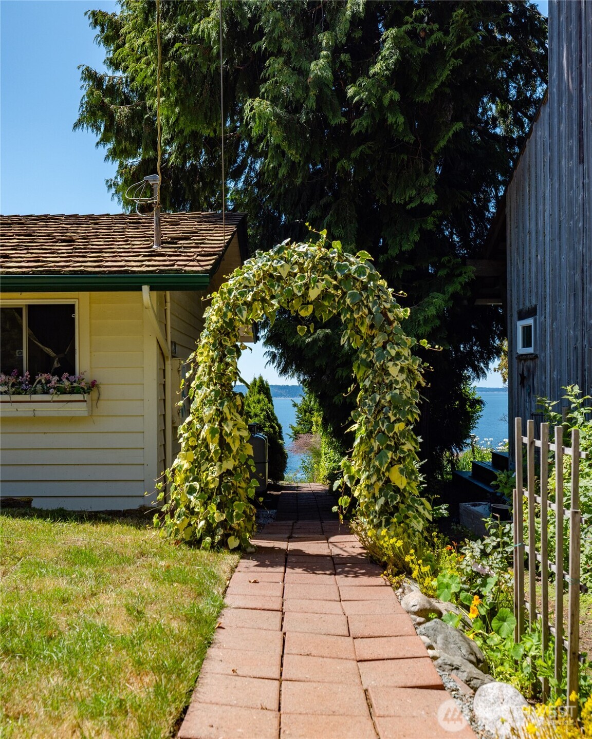 10 Edgewater Drive , Camano Island, WA 98282