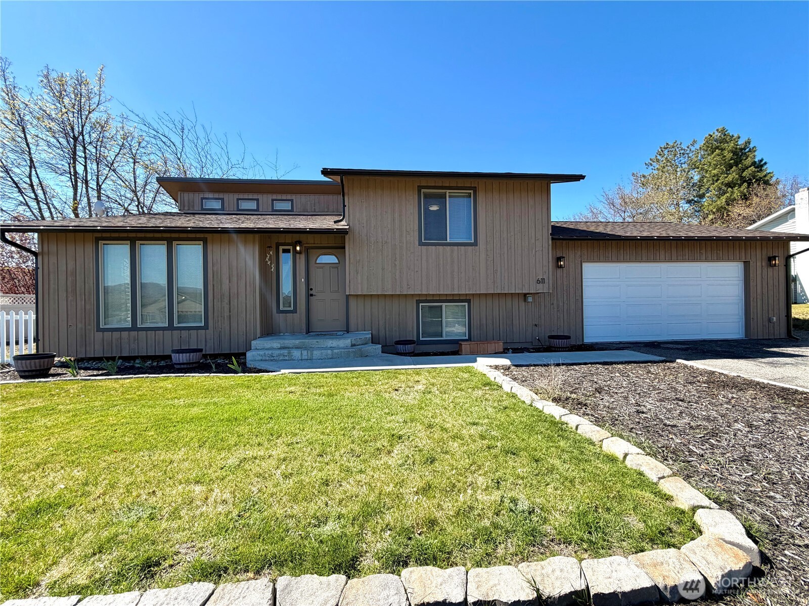 611 Hillcrest Circle Drive , Omak, WA 98841