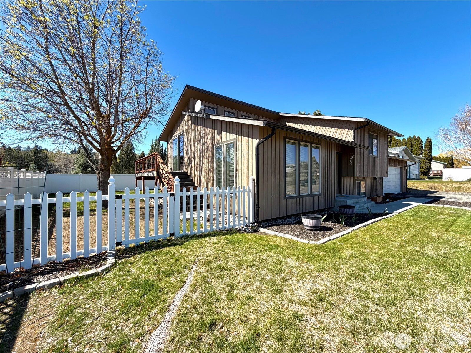 611 Hillcrest Circle Drive , Omak, WA 98841