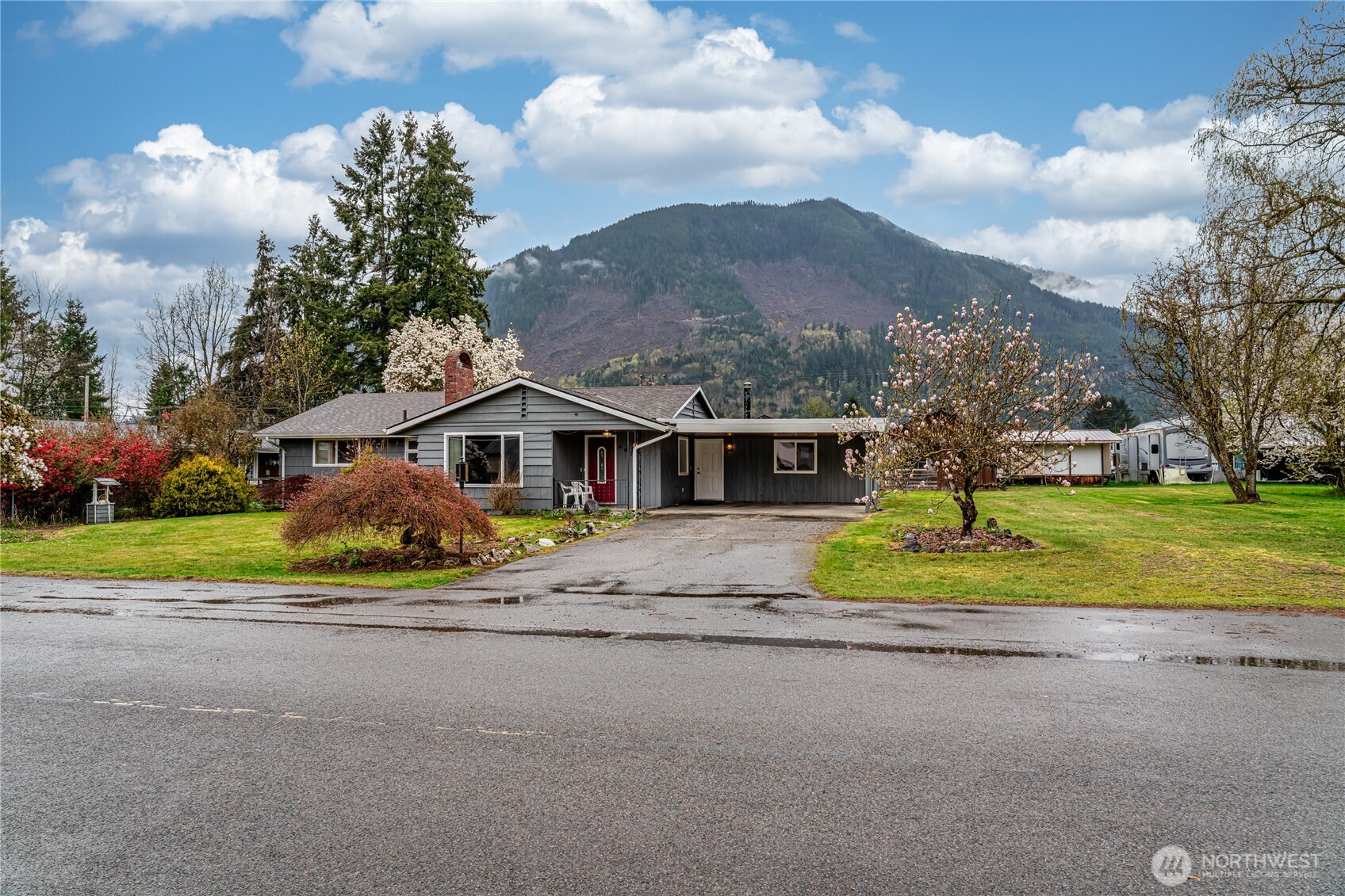 602 Commercial Avenue , Darrington, WA 98241