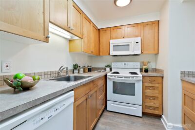 10025 NE 129th Place , Kirkland, WA 98034 - Photo 9