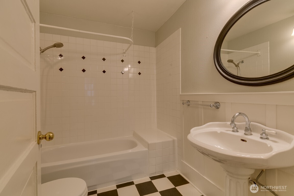 6013 6th Avenue NE, Seattle, WA 98115