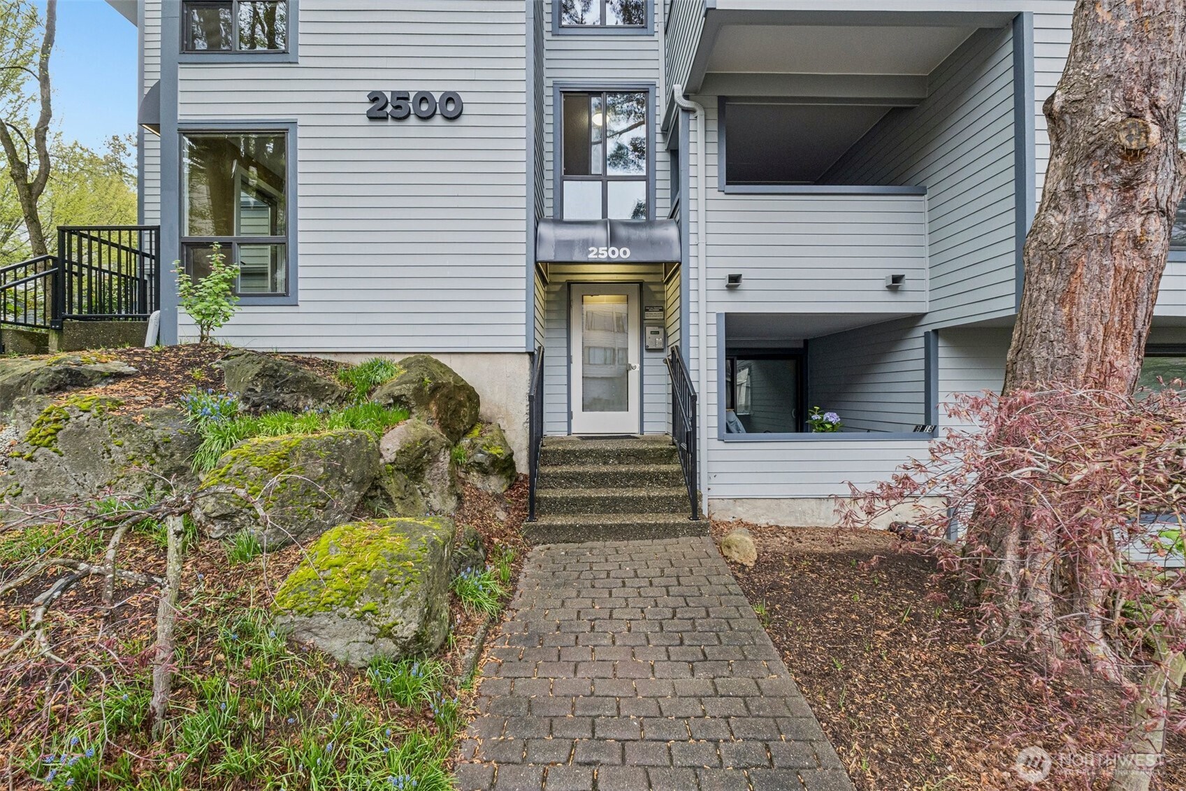 2500 W Manor Place #217, Seattle, WA 98199